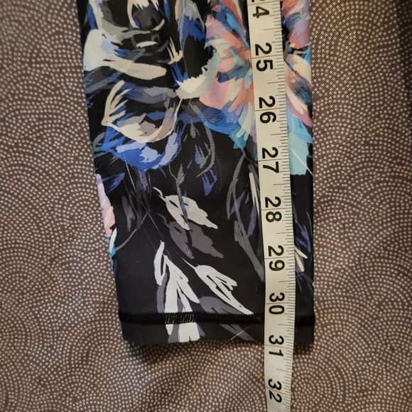 Fabletics Mid-Rise Kaleidoscope Floral Print Powerlite Capri leggings Sz Small - Picture 11 of 13